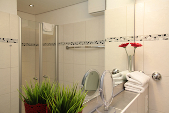Ferienwohnung Allgäu Bad Hindelang - Badezimmer mit Blick auf die Dusche